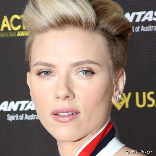 Os olhos de Scarlett Johansson surgiram com sombra champagne, enquanto os l?bios ganharam um tom p?ssego